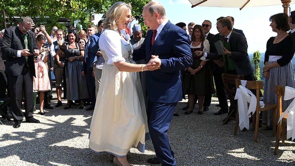 Musela jsem z Evropy uprchnout. Rakouská exministryně, která na své svatbě skotačila s Putinem, žije v ruské vesnici